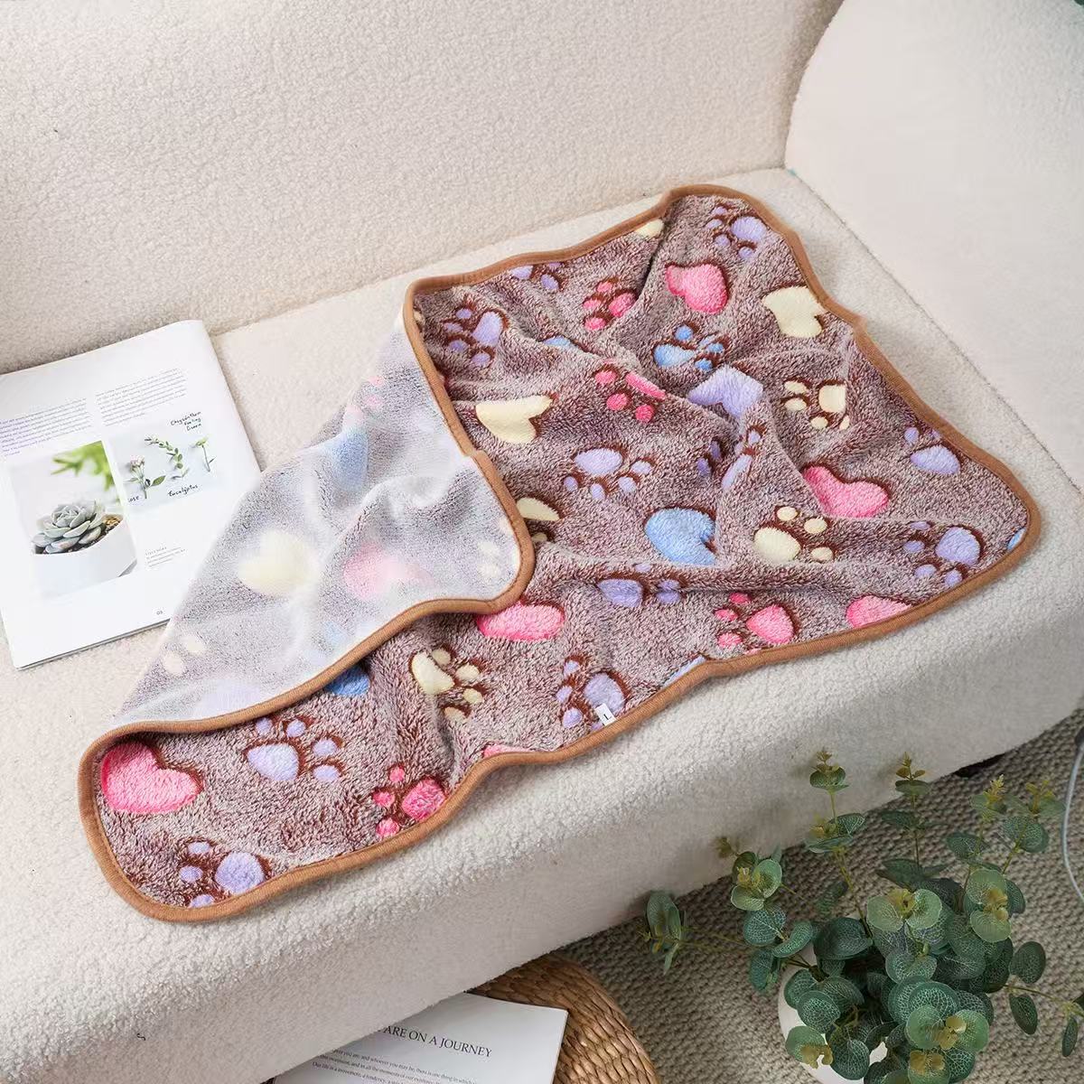 Manufacturer's Ready-Made Cat and Dog Mats, Blankets, Flannel Blankets, Four-Season Blankets, Pet Comfort and Warmth, Autumn and Winter Coral Velvet