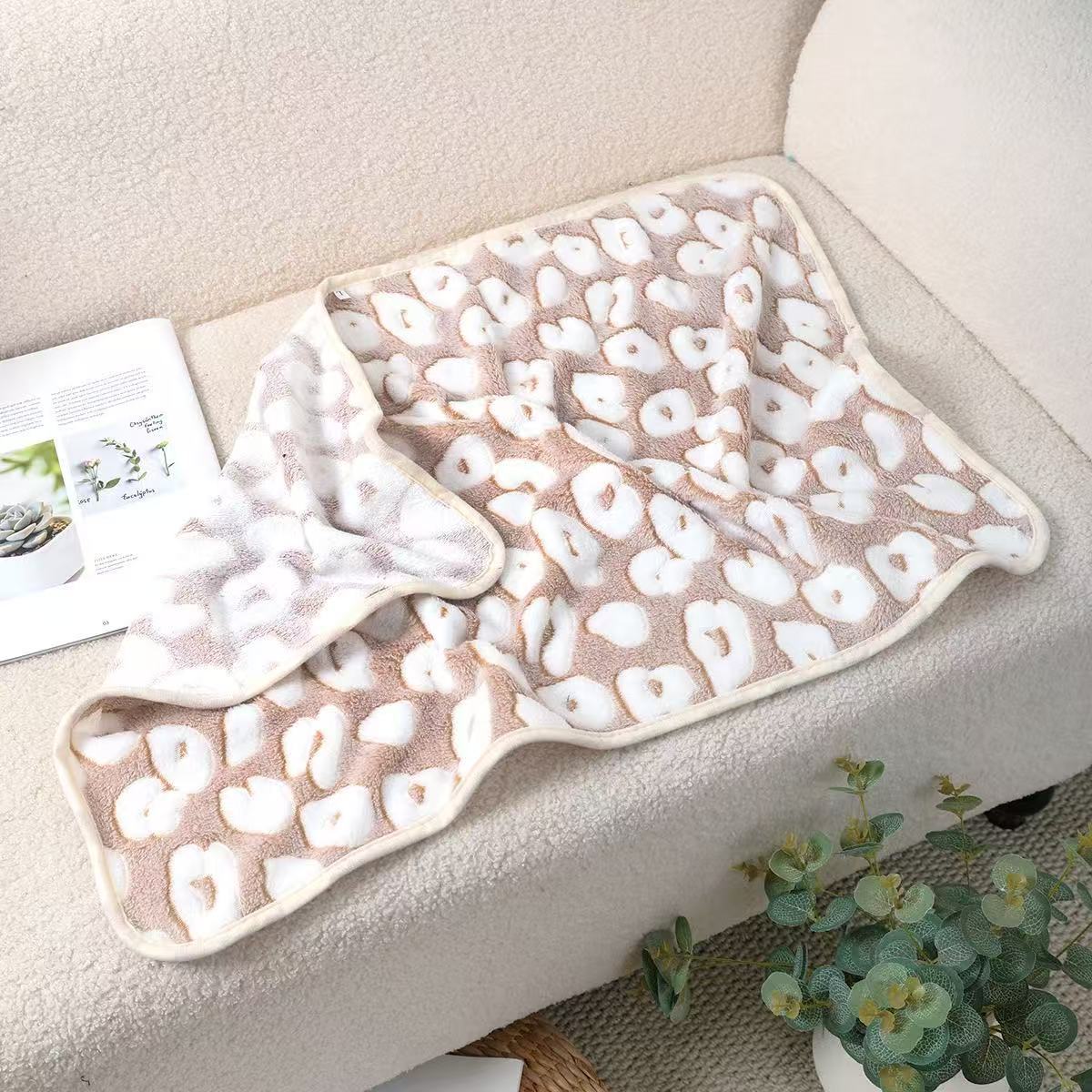 Manufacturer's Ready-Made Cat and Dog Mats, Blankets, Flannel Blankets, Four-Season Blankets, Pet Comfort and Warmth, Autumn and Winter Coral Velvet