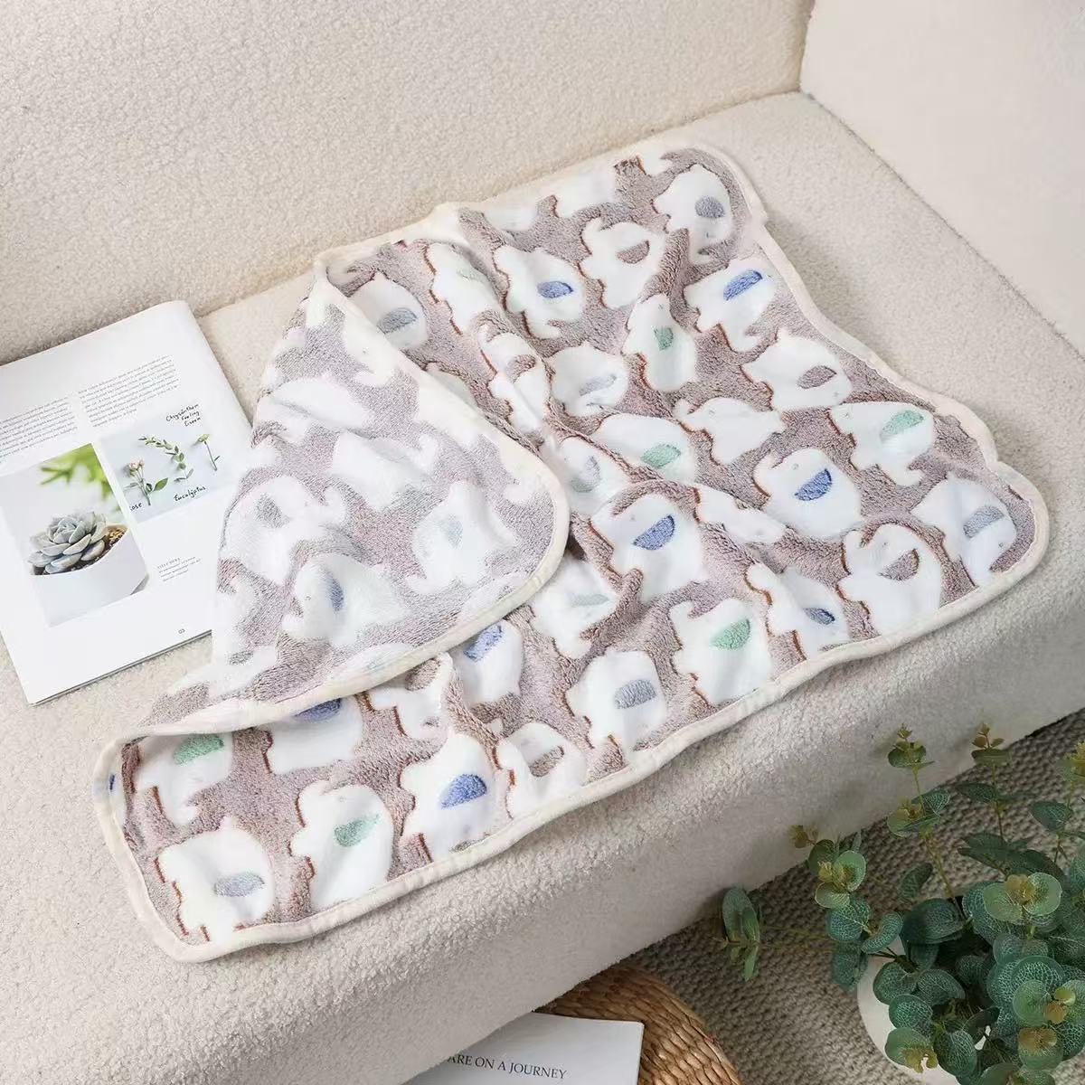 Manufacturer's Ready-Made Cat and Dog Mats, Blankets, Flannel Blankets, Four-Season Blankets, Pet Comfort and Warmth, Autumn and Winter Coral Velvet