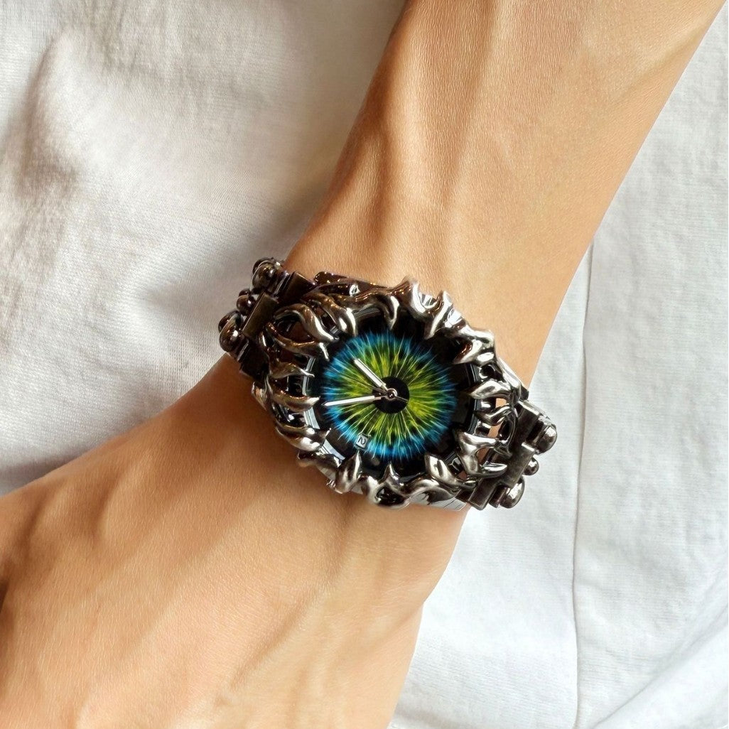 Retro Claw Design Quartz Watch