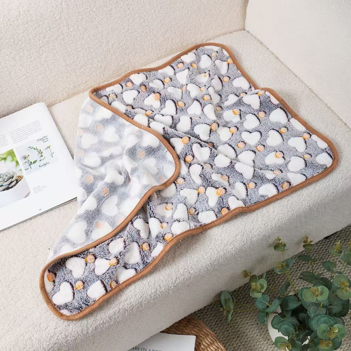 Manufacturer's Ready-Made Cat and Dog Mats, Blankets, Flannel Blankets, Four-Season Blankets, Pet Comfort and Warmth, Autumn and Winter Coral Velvet
