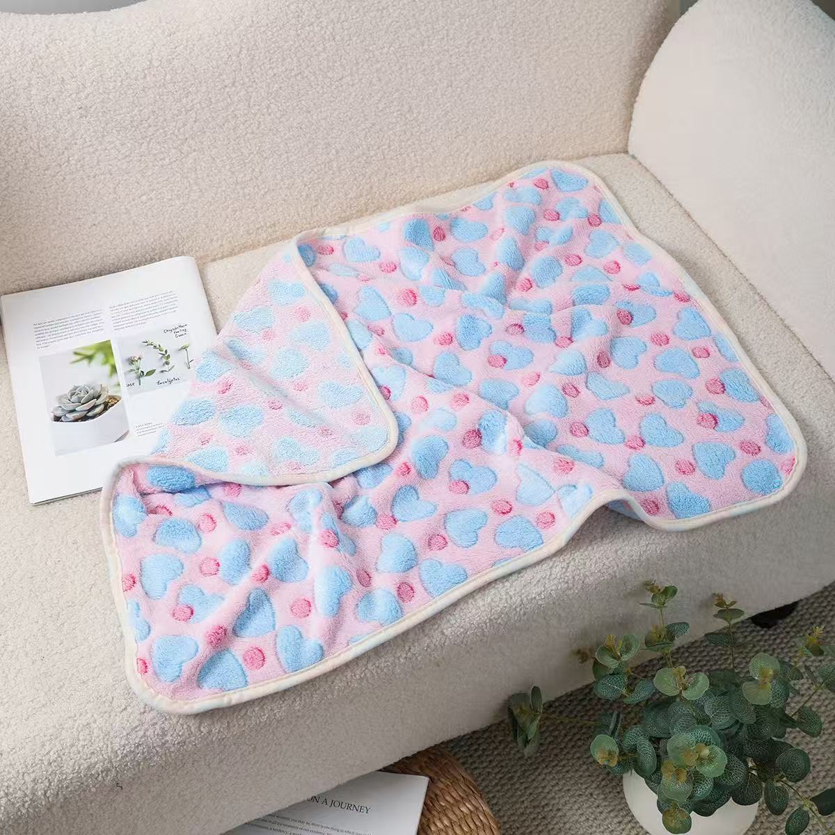 Manufacturer's Ready-Made Cat and Dog Mats, Blankets, Flannel Blankets, Four-Season Blankets, Pet Comfort and Warmth, Autumn and Winter Coral Velvet