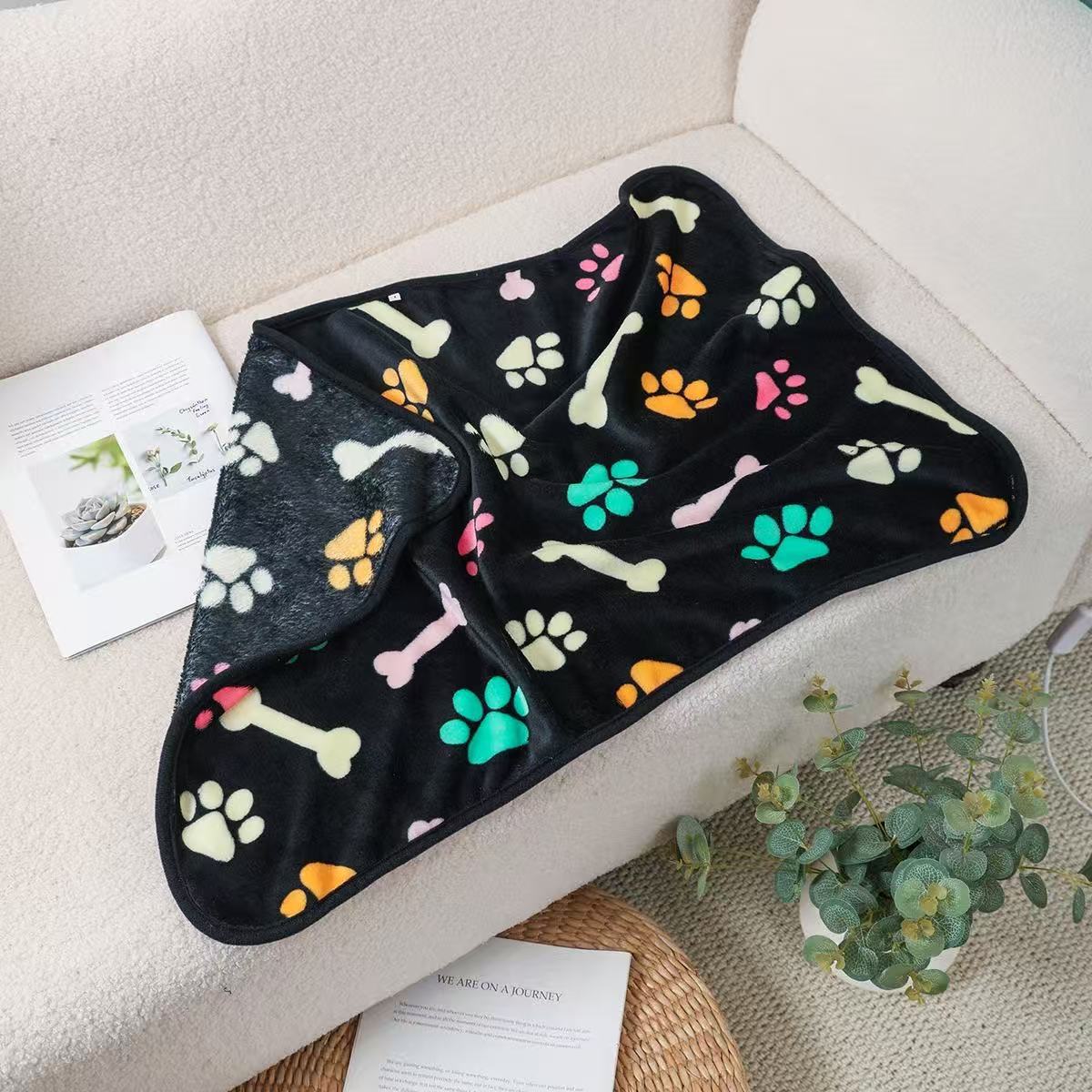 Manufacturer's Ready-Made Cat and Dog Mats, Blankets, Flannel Blankets, Four-Season Blankets, Pet Comfort and Warmth, Autumn and Winter Coral Velvet