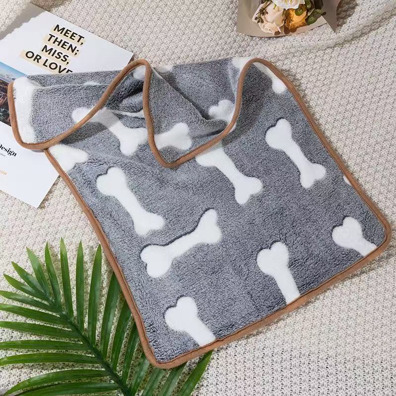 Manufacturer's Ready-Made Cat and Dog Mats, Blankets, Flannel Blankets, Four-Season Blankets, Pet Comfort and Warmth, Autumn and Winter Coral Velvet