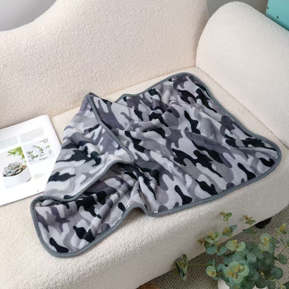 Manufacturer's Ready-Made Cat and Dog Mats, Blankets, Flannel Blankets, Four-Season Blankets, Pet Comfort and Warmth, Autumn and Winter Coral Velvet