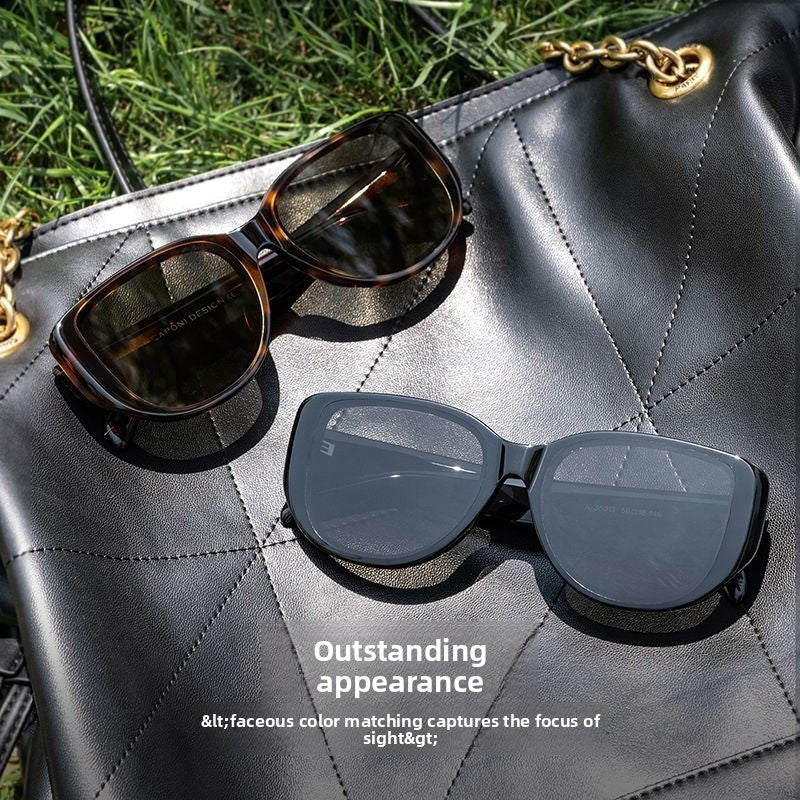 Cat-eye sunglasses woman