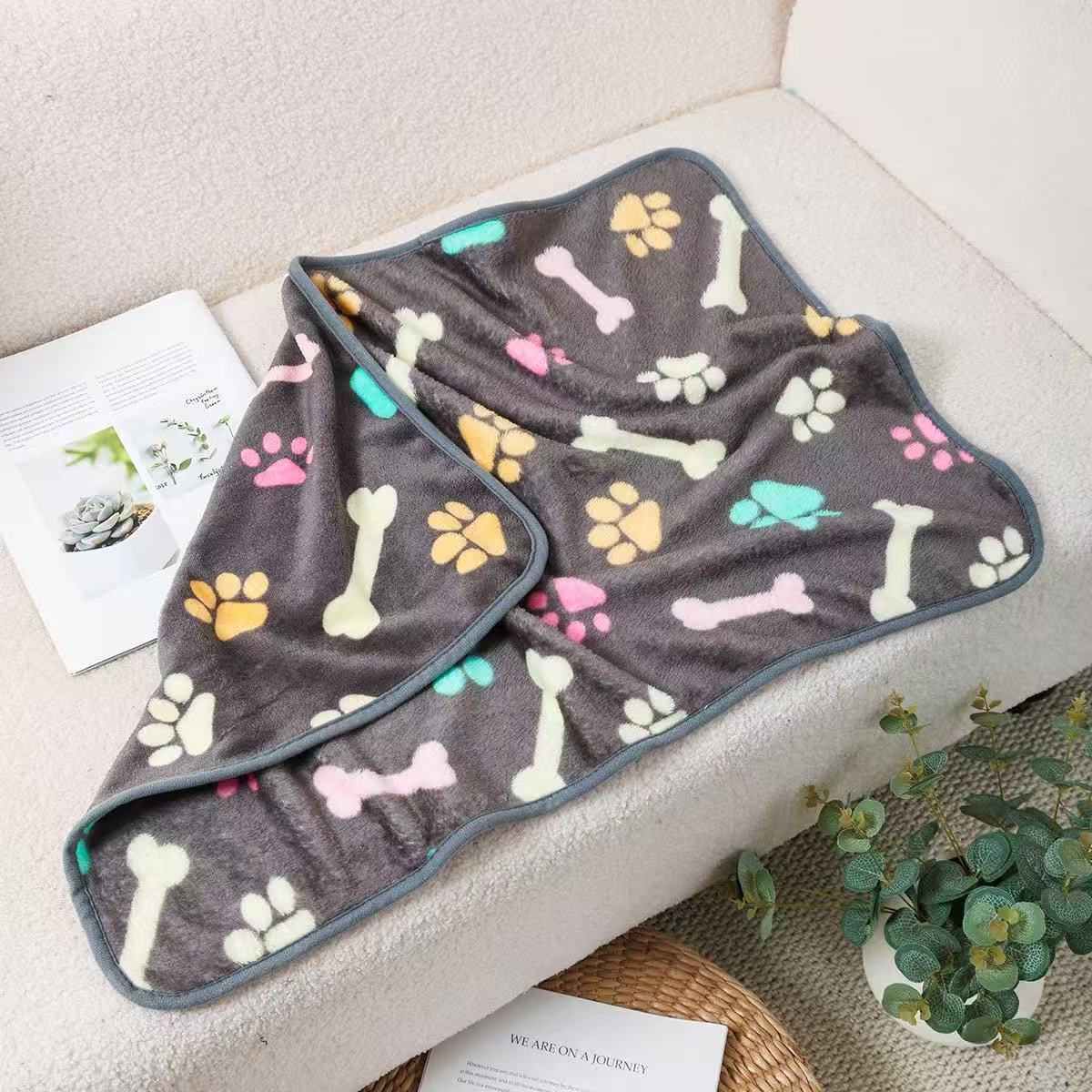 Manufacturer's Ready-Made Cat and Dog Mats, Blankets, Flannel Blankets, Four-Season Blankets, Pet Comfort and Warmth, Autumn and Winter Coral Velvet