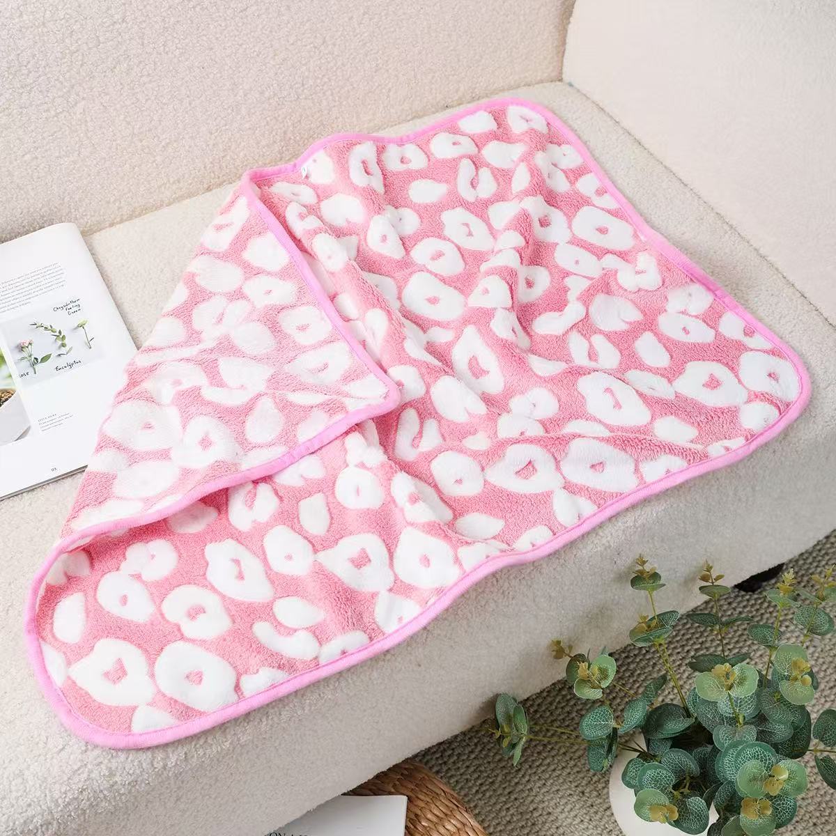 Manufacturer's Ready-Made Cat and Dog Mats, Blankets, Flannel Blankets, Four-Season Blankets, Pet Comfort and Warmth, Autumn and Winter Coral Velvet
