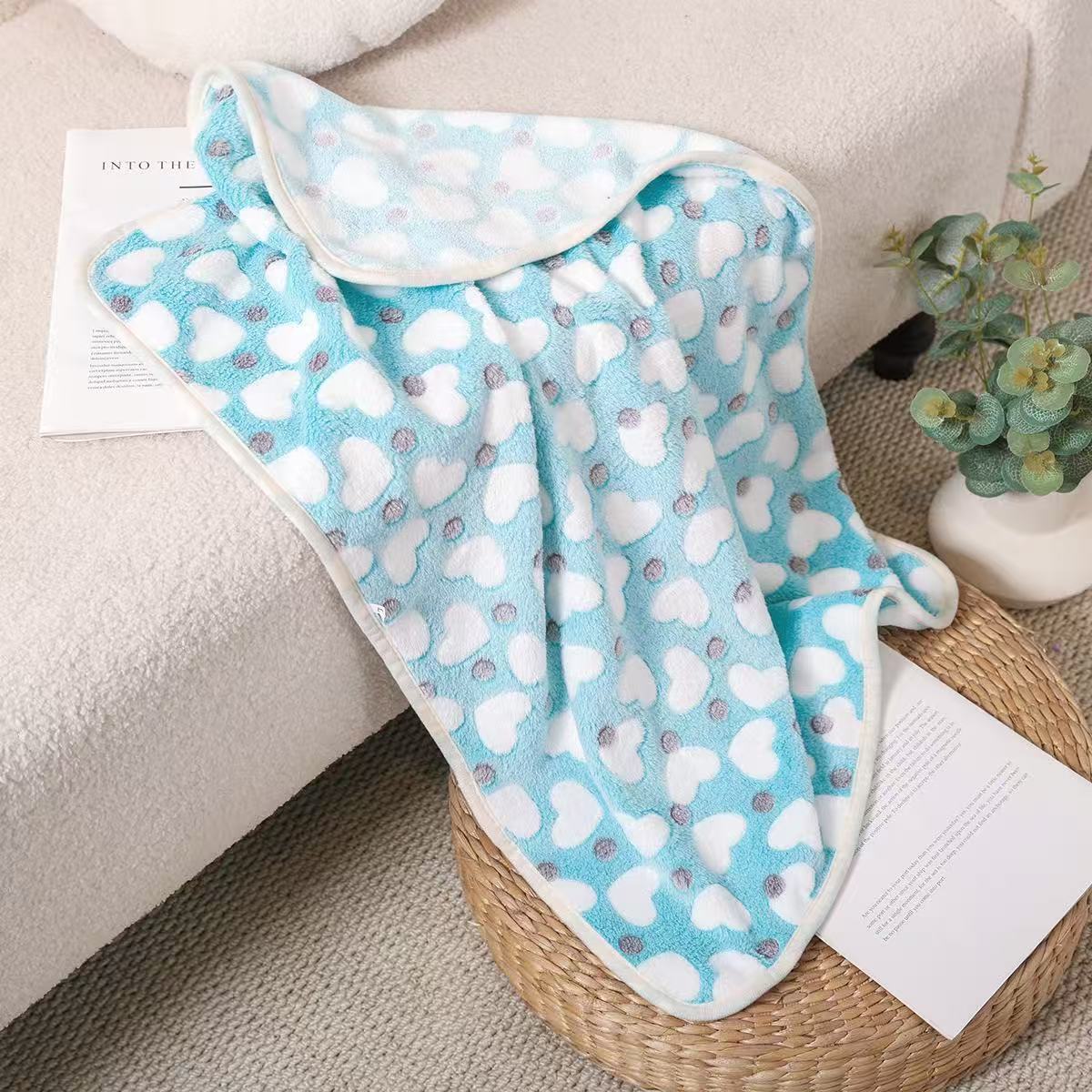 Manufacturer's Ready-Made Cat and Dog Mats, Blankets, Flannel Blankets, Four-Season Blankets, Pet Comfort and Warmth, Autumn and Winter Coral Velvet