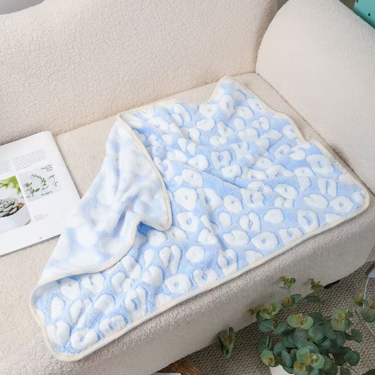 Manufacturer's Ready-Made Cat and Dog Mats, Blankets, Flannel Blankets, Four-Season Blankets, Pet Comfort and Warmth, Autumn and Winter Coral Velvet